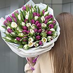 Букет Чикаго из 75 белого и фиолетового тюльпана