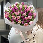 Букет Любовное письмо из 35 ровых и фиолетовых тюльпанов