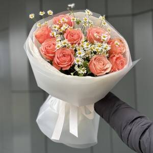 Букет Летнее Очарование M из роз сорта кахала, танацетума