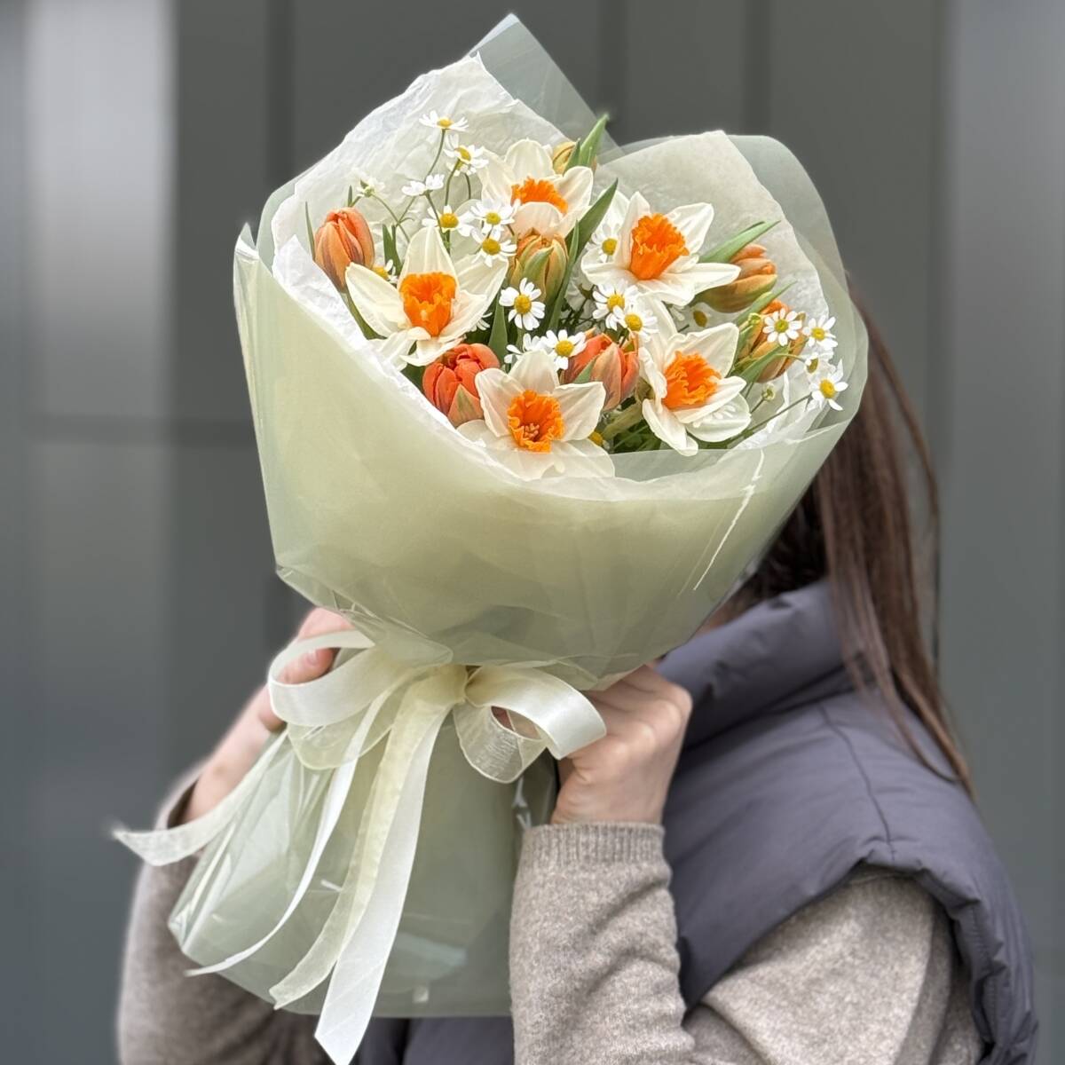 Букет Поцелуй Солнца из нарциссов, тюльпанов и танацетума