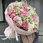 Букет Вдохновение Изысканностью из пионовидных роз сорта Сильва Пинк, сирени, эустомы, озотамнуса и генисты