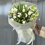 Букет Капли росы из белых тюльпанов и хелеборуса