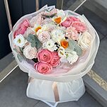 Букет Зефирный из кустовых пионовидных и одноголовых роз, эустомы, нарциссов, диантусов и эвкалипта