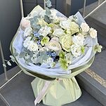 Букет Райский сад из ранункулюсов, эустомы, кустовых и одноголовых роз, оксипеталума и веточек хелеборуса