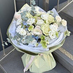 Букет Райский сад из ранункулюсов, эустомы, кустовых и одноголовых роз, оксипеталума и веточек хелеборуса