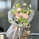 Букет Серенада из ранункулюсов и хелеборуса
