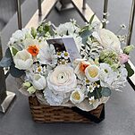 Композиция Богемская Рапсодия их эустомы, ранункулюсов, нарциссов, тюльпанов и танацетума