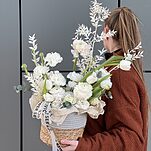 Композиция Лунный свет из ранункулюсов, эустомы, диантусов, тюльпано, рускуса и эвкалипта