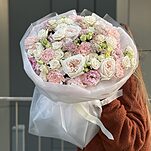 Букет Ласковый Рассвет из роз сорта охара, кустовой розы порцелина, эустомы, озотамнуса и диантусов