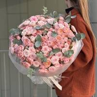 Букет Сладкие грезы из 55 кустовых роз сорта джульетта, аэробик и эвкалипта