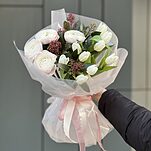 Букет Нежный вальс из ранункулюсов, скиммии и тюльпанов