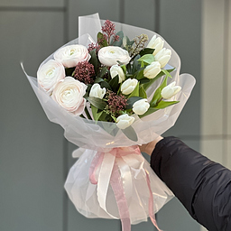 Букет Нежный вальс из ранункулюсов, скиммии и тюльпанов