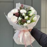 Букет Нежный вальс из ранункулюсов, скиммии и тюльпанов