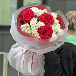 Букет Сказочный Момент Стандарт из роз сорта фридом, роял порцелина и эустомы