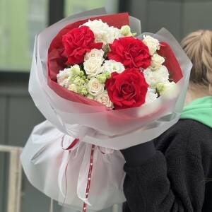 Букет Сказочный Момент Стандарт из роз сорта фридом, роял порцелина и эустомы