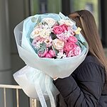 Букет Сказка о Любви из кустовых роз сорта Сильвия Пинк, роз сорта Охара, эустомы и кустовых нарциссов
