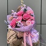 Букет Розовый гламур из маттиолы, розы сорта Кантри, кустовой пионовидной розы сильвия пинк, гвоздики, озотамнуса и эрингиума