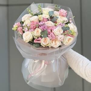 Букет Галактика из роз сорта охара, эустомы алиса роуз, маттиолы и эвкалипта