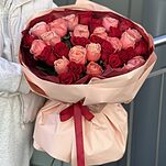 Букет Дыхание пламени из 35 красных роз и роз сорта кахала