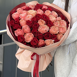 Букет Дыхание пламени из 51 красной розы и роз сорта кахала