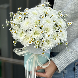 Композиция Ромашковое Поле из хризантемы алтай и танацетума