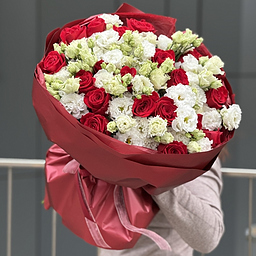 Букет Искра L из красных роз и эустомы целебрик