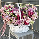Корзина Ренессанс из роз сорта кантри, пинк мондиаль, эустомы, озотамнуса и хелеборуса