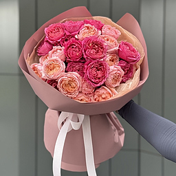 Букет Бергамо из 7 веток кустовой пионовидной роза джульетта