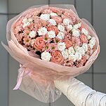 Букет Слова Нежности L из роз кахала, хризантемы салмон и кустовых роз порцелина