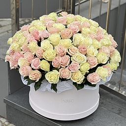 Композиция Нежные Чувства из 151 белой и розовой розы