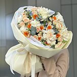 Букет Весеннее Пробуждение из роз сорта Охара, нарциссов, кустовых роз, тюльпанов, оксипеталума, диантусов и эвкалипта