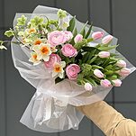 Букет Танец Весны из ранункулюсов, нарциссов, тюльпанов, скиммии и хелеборуса