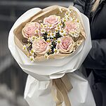 Букет Весенняя легенда S из роз и ромашек (танацетума)