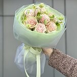 Букет Весенний луч из розовых роз Пинк Мондиаль и хелеборуса