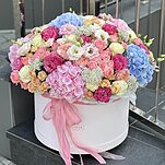 Композиция Солнечные Воспоминания из гортензий, эустомы, озотамнуса, одноголовых и кустовых роз