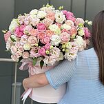 Композиция Сладкие Мгновения из одноголовых и кустовых роз, эустомы, альстромерий и диантусов