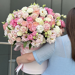 Композиция Сладкие Мгновения из одноголовых и кустовых роз, эустомы, альстромерий и диантусов