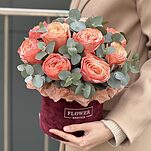 Композиция История Любви из 11 роз сорта Кахала и эвкалипта