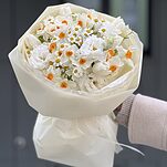 Букет Весенняя Мечта из нарциссов, танацетума, белых тюльпанов и эустомы