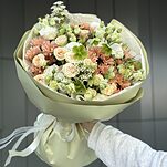Букет Весенний Сад из эустомы, хризантемы салмон, хамелациума, хелеборуса, кустовой розы пинки промис