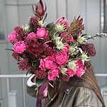 Букет Интрига из кустовой розы сорта джульетта, скиммии, леукодендрона, эрингиума и протеи