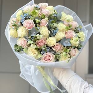 Букет Волшебство Сада из роз, оксипеталума, хелеборуса и эвкалипта