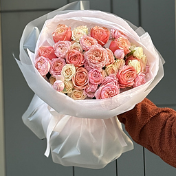 Букет Красочный из роз сорта кахала, джульетта и пинки промис