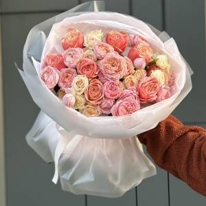 Букет Красочный из роз сорта кахала, джульетта и пинки промис