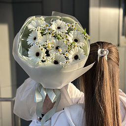 Букет Весеннее утро из герберы мини и танацетума