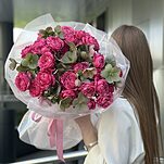 Букет Изысканный момент из пионовидных роз сорта Джульетта и хелеборуса