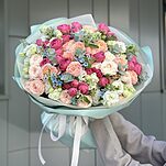 Букет Волшебство момента из пионовидных кустовых роз, эустомы, оксипеталума и эвкалипта