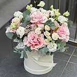 Композиция Нежный румянец из кустовых и одноголовых роз, эустомы, озотамнуса и эвкалипта