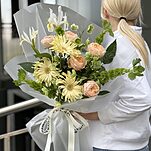 Букет Пробуждение природы из герберы карбонара, пионовидных роз, молюцеллы, ирисов и хелеборуса