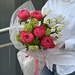 Букет Тепло Весны из пионов коралл и ирисов